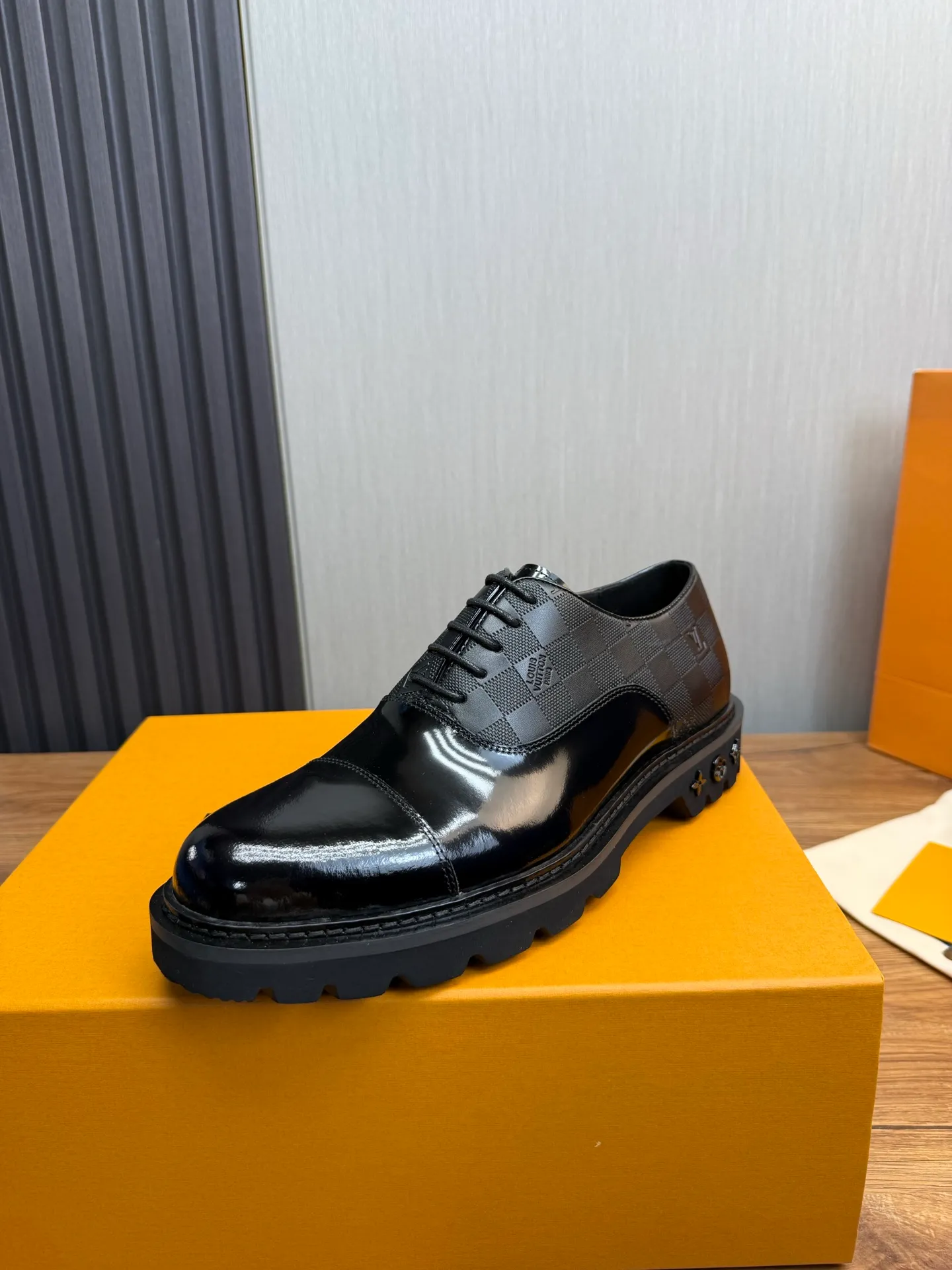 Men's shoes 💰900💰 LV. Men's casual lace-up leather shoes, the latest hot style 🔥 1:1 original purchase quality, top quality goods ⬆️The upper is imported open-edge beaded cowhide, cowhide, and cow suede. The hand-made three-dimensional stitching highlights the round toe design. The inner foot pads are all imported cowhide, with the original wear-resistant foam outsole, matching code 39-44, (38, 45 custom-made, non-refundable)